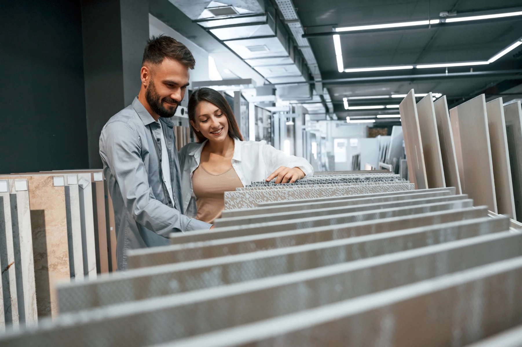 Un couple qui choisit le bon matériau pour leur nouveau mur de roulotte.