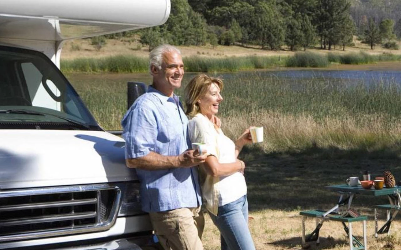 vue d'un couple en train de boire du café devant leur VR