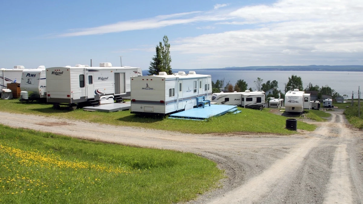 Vue des emplacements des roulottes au bord de l'eau.