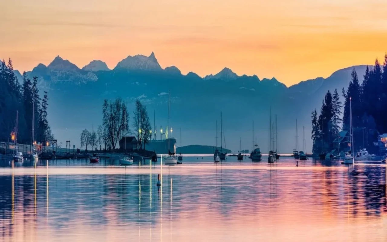 vue d'une petite marina à Nanaimo, au coucher de soleil