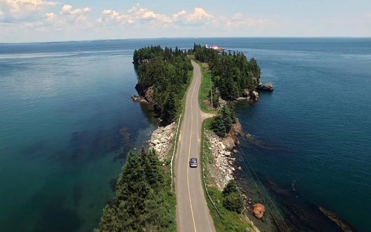 vue à vol d'oiseau d'une route sur une péninsule au nouveau-brunswick