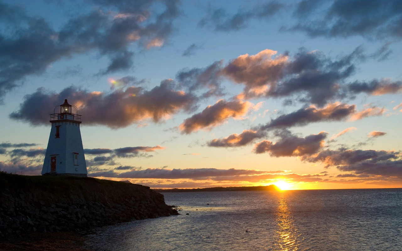 vue d'un phare devant la mer au crépuscule