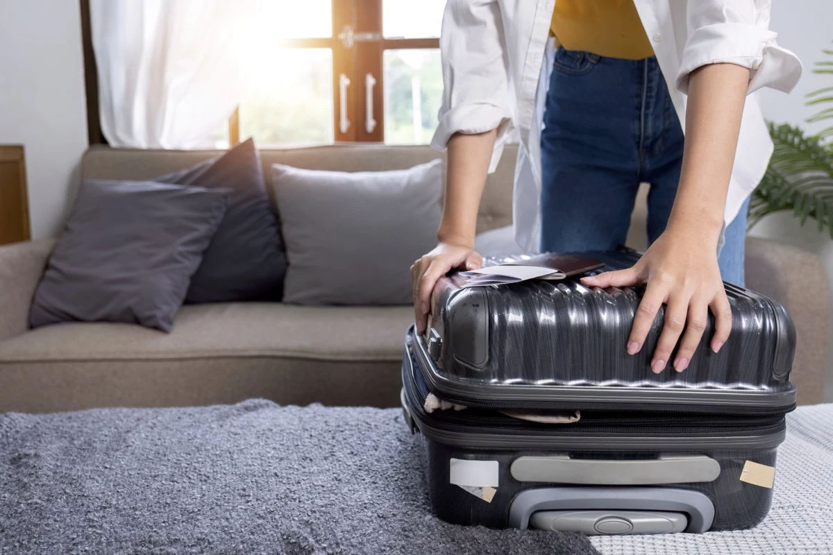 Une femme qui se prepare au voyage.