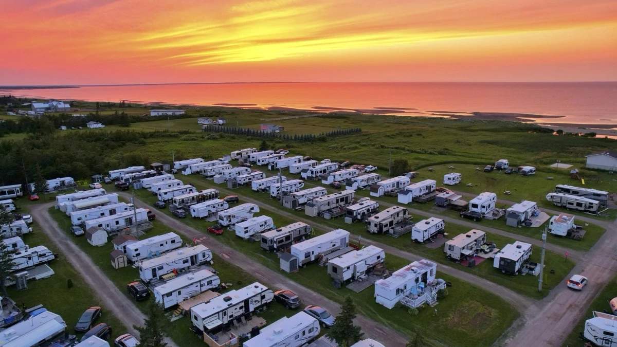 Vue Camping Plage Gagnon au couché du soleil.