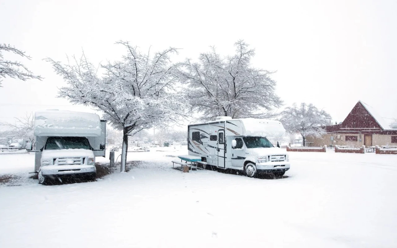 deux roulottes sous la neige en hiver