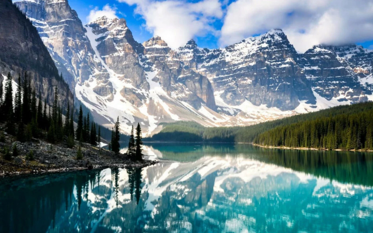 vue du Lac Moraine entouré des rocheuses, en Alberta 