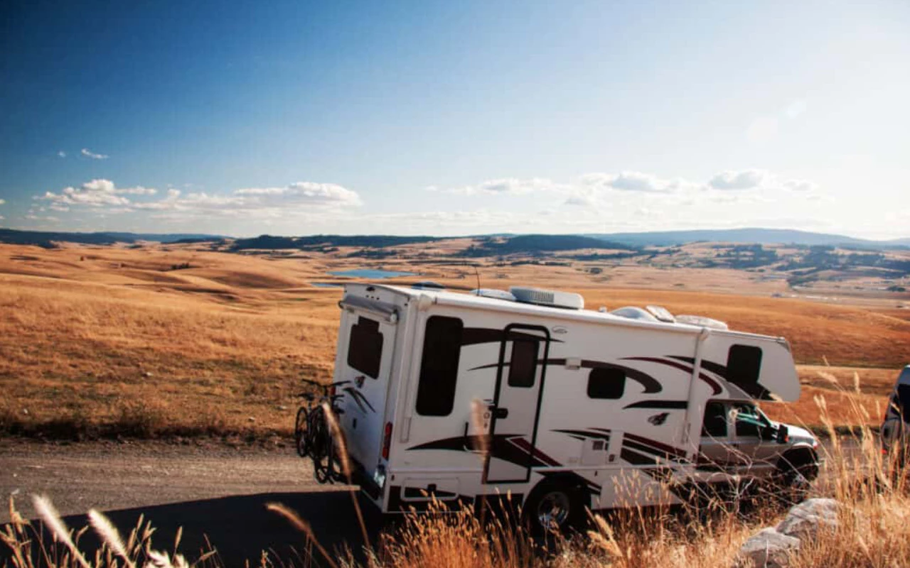 roulotte sur une route de campagne traversant une grand plaine