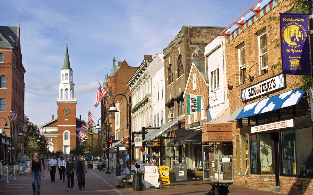 vue d'une rue piétonne commercante dans une petite ville touristique au Vermont