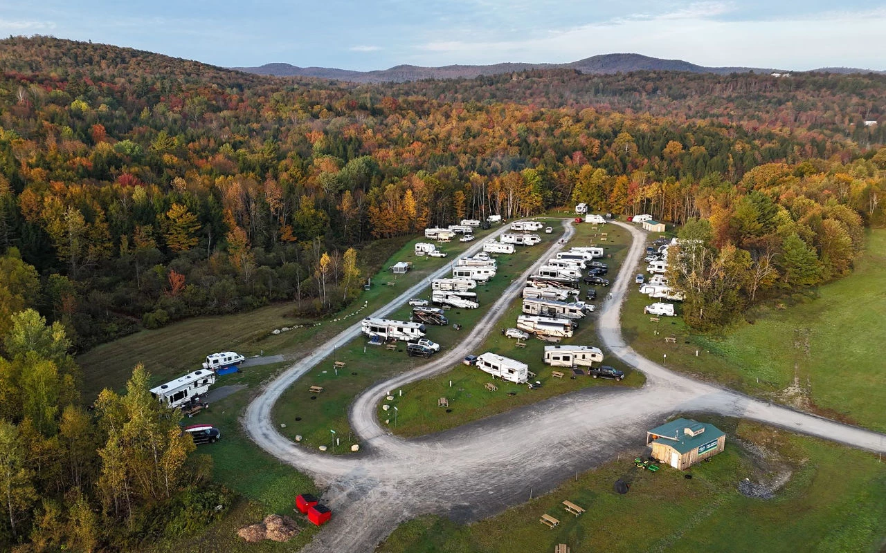 vue d'un grand terrain de camping au Vermont