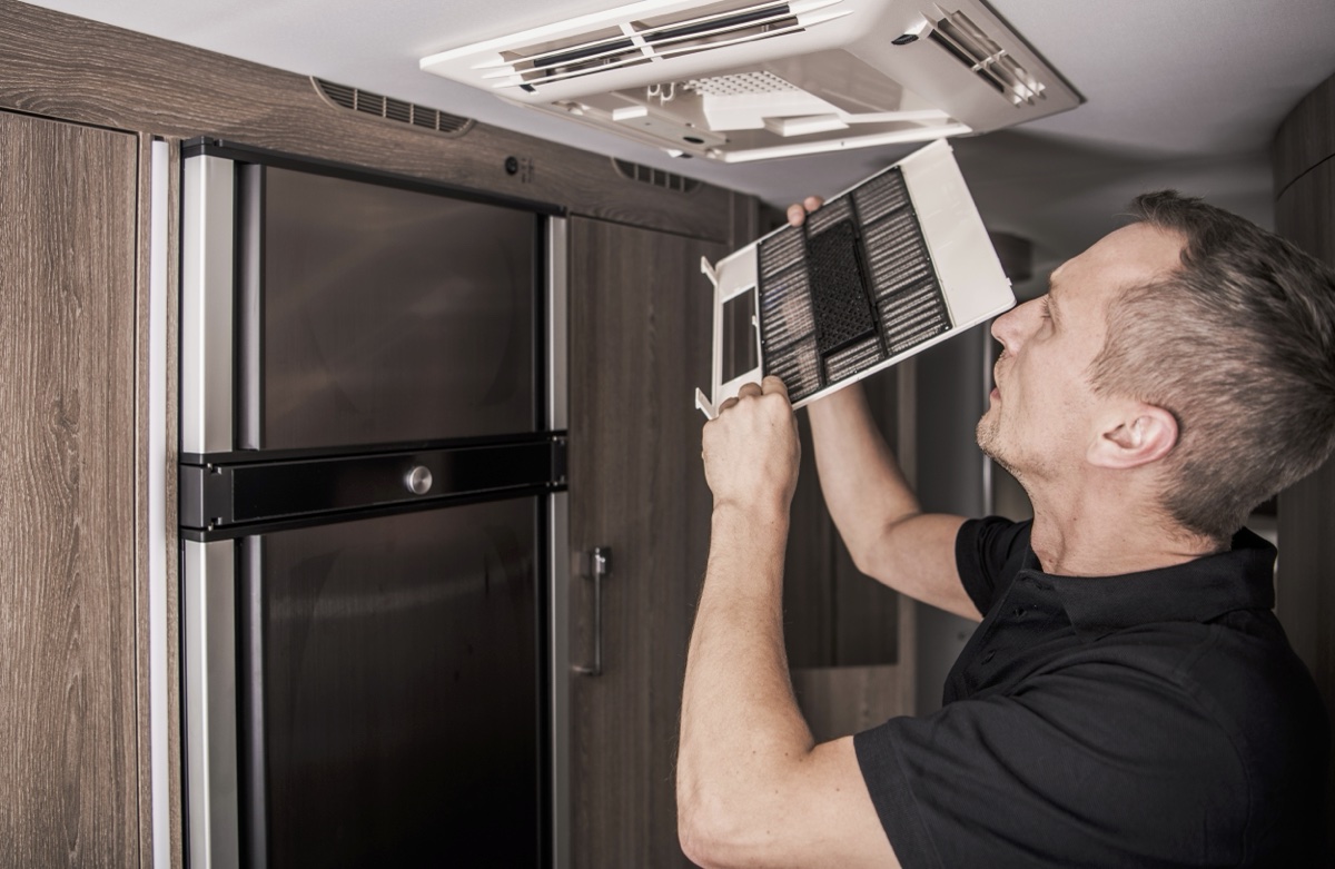 Un homme qui entretien la ventilation de son vr.